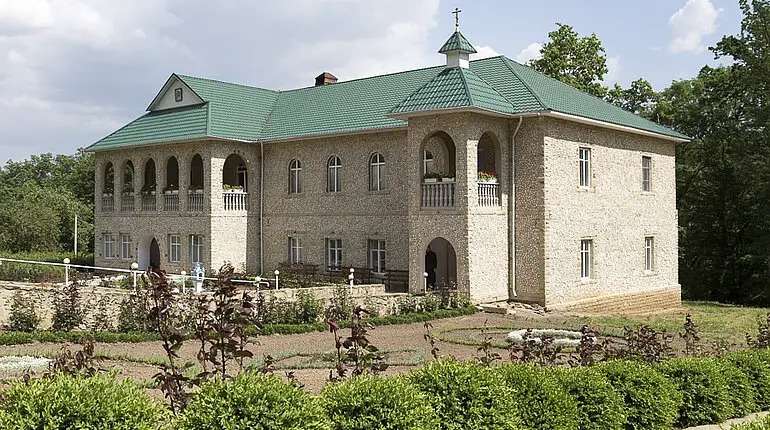 Hauptgebäude beim Kloster Rudi