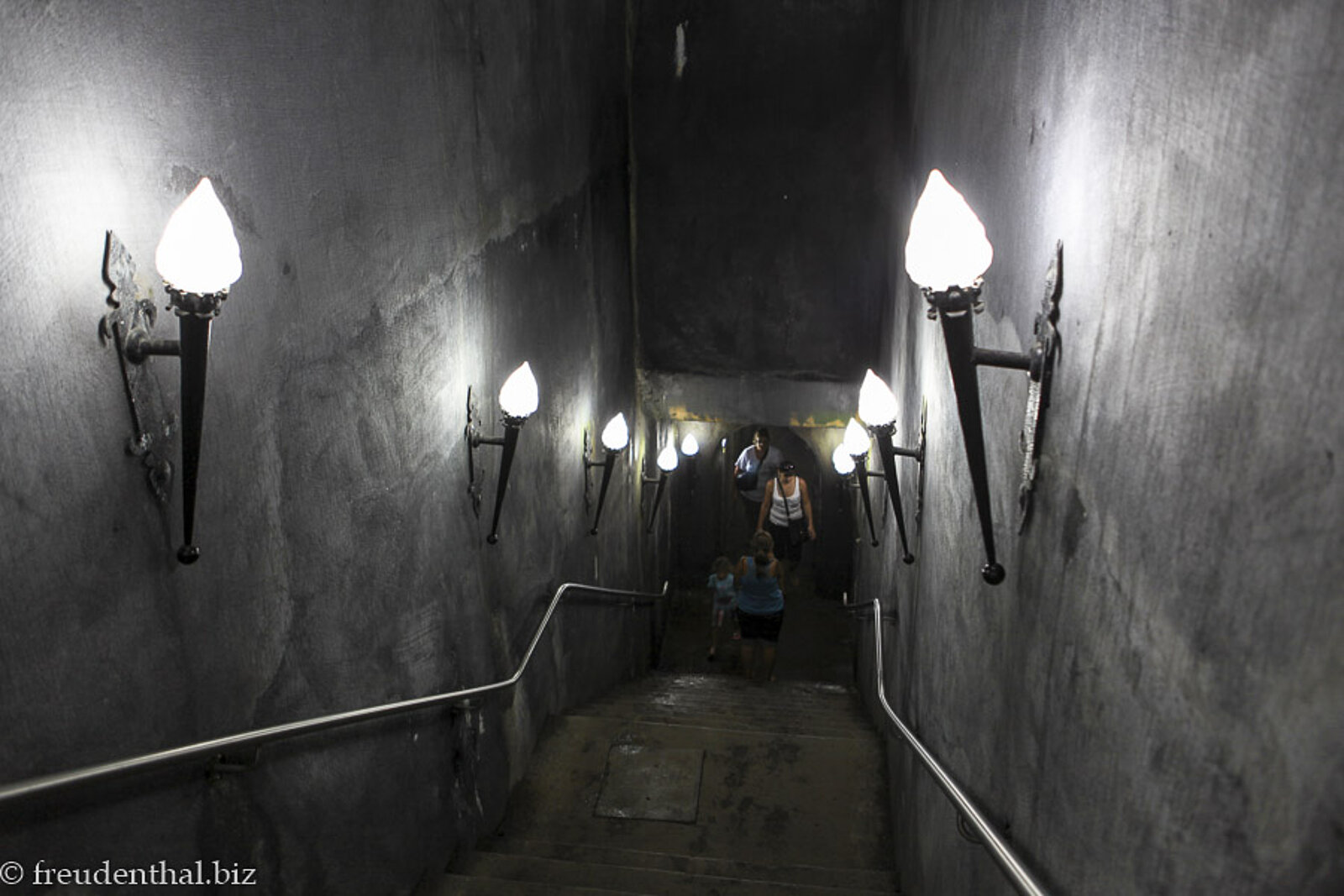 Schwach beleuchteter Zugangstunnel zur Algar do Carvao, einer Lavahöhle auf der Azoreninsel Terceira
