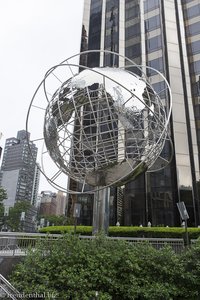 silberfarbener Globus am Columbus Circle