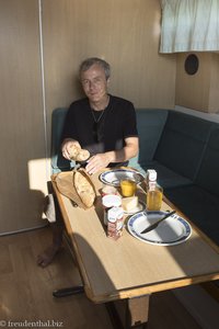 Lars beim Frühstück in Capestang