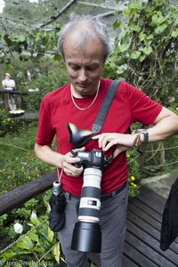 Lars wird im Mariposario von Schmetterlingen umschwärmt.