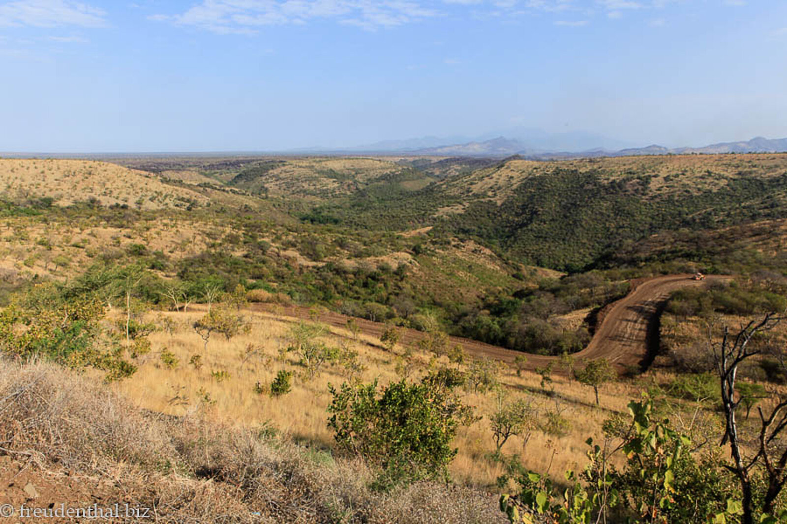 Von trockenen Grassavannen geprägte Hügellandschaft im Mago Nationalpark in Äthiopien