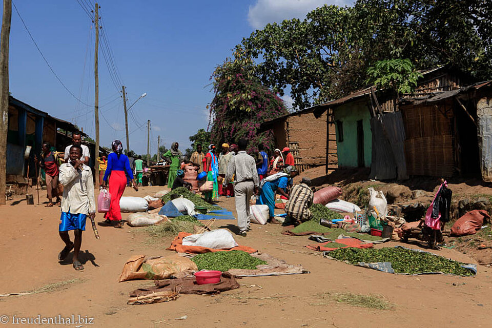 Stände auf dem Markt von Jinka in Äthiopien