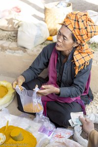 Curcuma-Verkäuferin beim Fünf-Tage-Markt am Inle-See