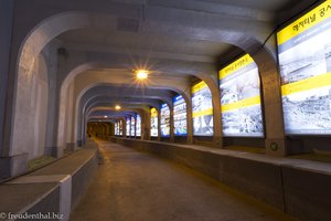 Die Geschichte des Tunnels mit Leuchtwänden illustriert