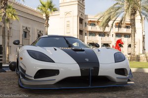 Teure Autos beim Madinat Jumeirah Resort