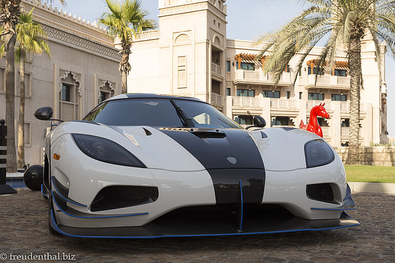 Teure Autos beim Madinat Jumeirah Resort