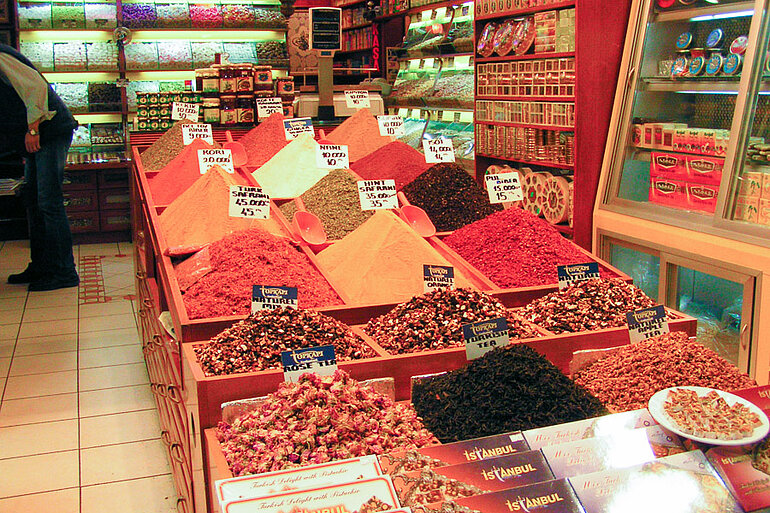 Gewürzladen im Ägyptischen Basar von Istanbul Gewürzladen im Ägyptischen Basar von Istanbul