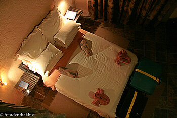 Blick von oben auf unser Bett in der Gowati Lodge