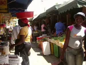 Tageseinkäufe auf dem Markt in Higüey