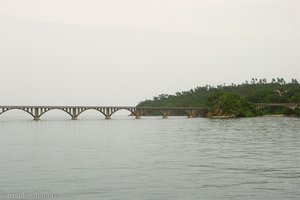 Brücke zu einem großen Hotel