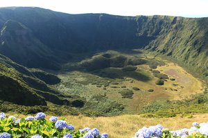 Große Caldeira von Faial, Blick vom Ausgangspunkt der Tour in den Krater