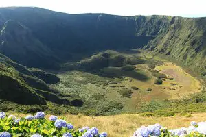 Große Caldeira von Faial, Blick vom Ausgangspunkt der Tour in den Krater