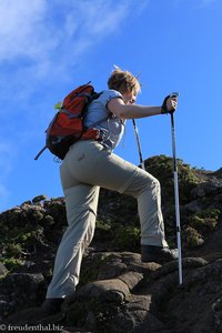 Annette auf dem Weg vom Kraterrand des Pico