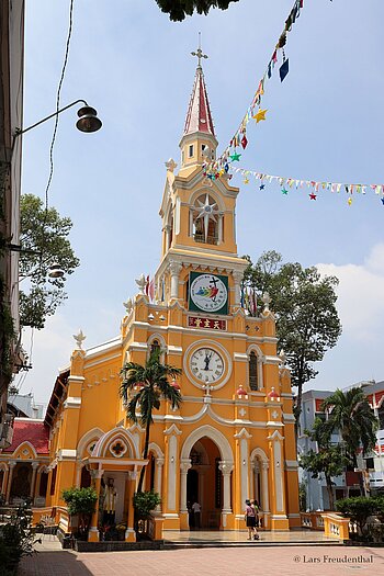 Fassade und Turm der St.-Francis-Xavier-Kirche in Sagon