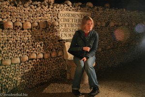 Annette verschwindet in den Catacombes von Paris