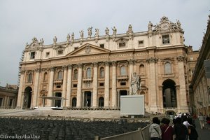 Fassade der Peterskirche - Petersdom in Rom