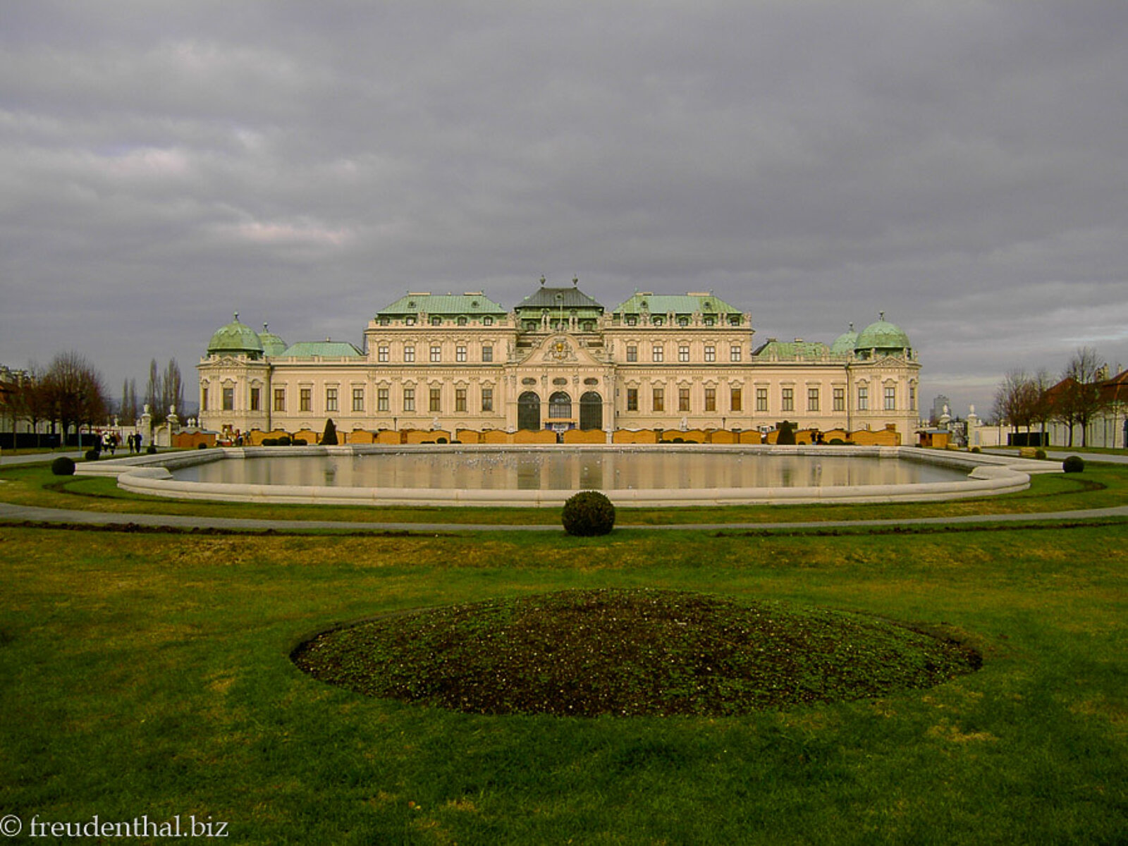 Aussicht über den Barockgarten zum Schloss Belvedere in Wien