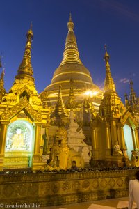 Shwedagon-Pagode im abendlichen Licht