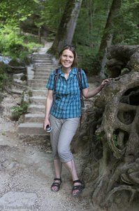 Anne bei den Treppen am Uracher Wasserfall