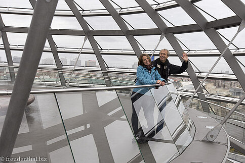 Anne und Lars in der Reichstagskuppel in Berlin