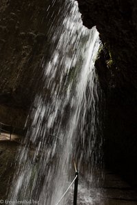 unterm Wasserfall bei der Levada Nova
