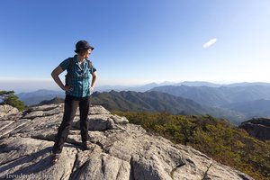 Anne blickt über den Gayasan Nationalpark