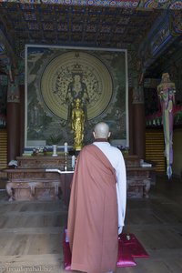 Mönch in der Gwaneumjeon Halle von Bulguksa