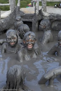 Mädchen baden im Schlamm des El Totumo mit heilsamer Wirkung