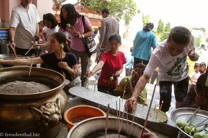 Gläubige beim Phra Pathom Chedi