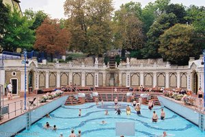 der Außenbereich vom Gellertbad in Budapest