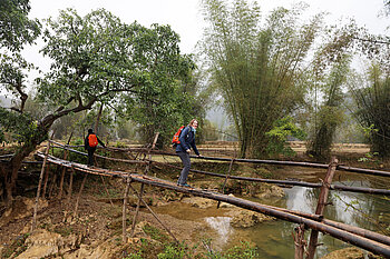 Wacklige Brückenkonstruktion nahe dem Quây‑Sơn‑Fluss