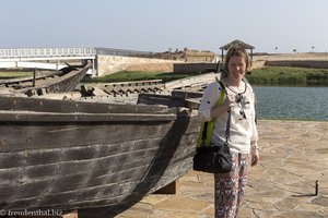 Anne beim Fischerboot bei der Ausgrabungsstätte Al Baleed im Oman