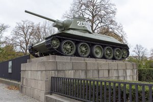 Panzer beim Sowjetischen Ehrenmal im Tiergarten