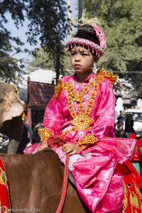 kleiner Reiter auf dem Novizenfest in Mandalay