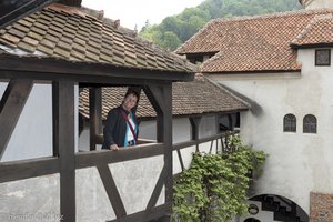 Rita auf dem Balkon im Schloss Bran