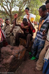 Pilger in Lalibela bei Geschicklichkeitsübungen