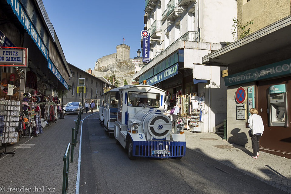 Touristenbahn in den Gassen von Lourdes