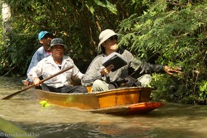 Biologen unterwegs auf dem Klong.