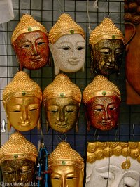 Masken auf dem Nachtmarkt in Hua Hin
