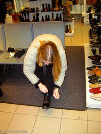 Annette im Schuhgeschäft