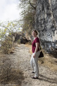 Anne bei der Höhle bei der Klippe von Shatat – Shaat