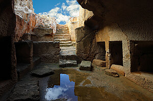 Eines der Höhlengräber bei Nea Paphos