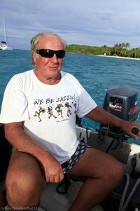 Skipper Bobby bringt uns zum Schnorcheln zu denTobago Cays.