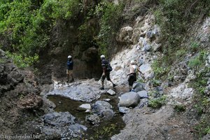 ganz links steht der Aufpasser beim Zugang in den Kessel der Höllenschlucht