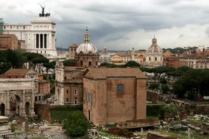 u.a. Basilica Aemilia, Curia Iulia und (dahinter) Santi Luca e Martina