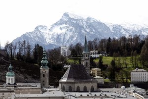 Blick vom Kapuzinerberg über Salzburg zu den Alpen