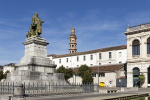 großer Platz in Cahors