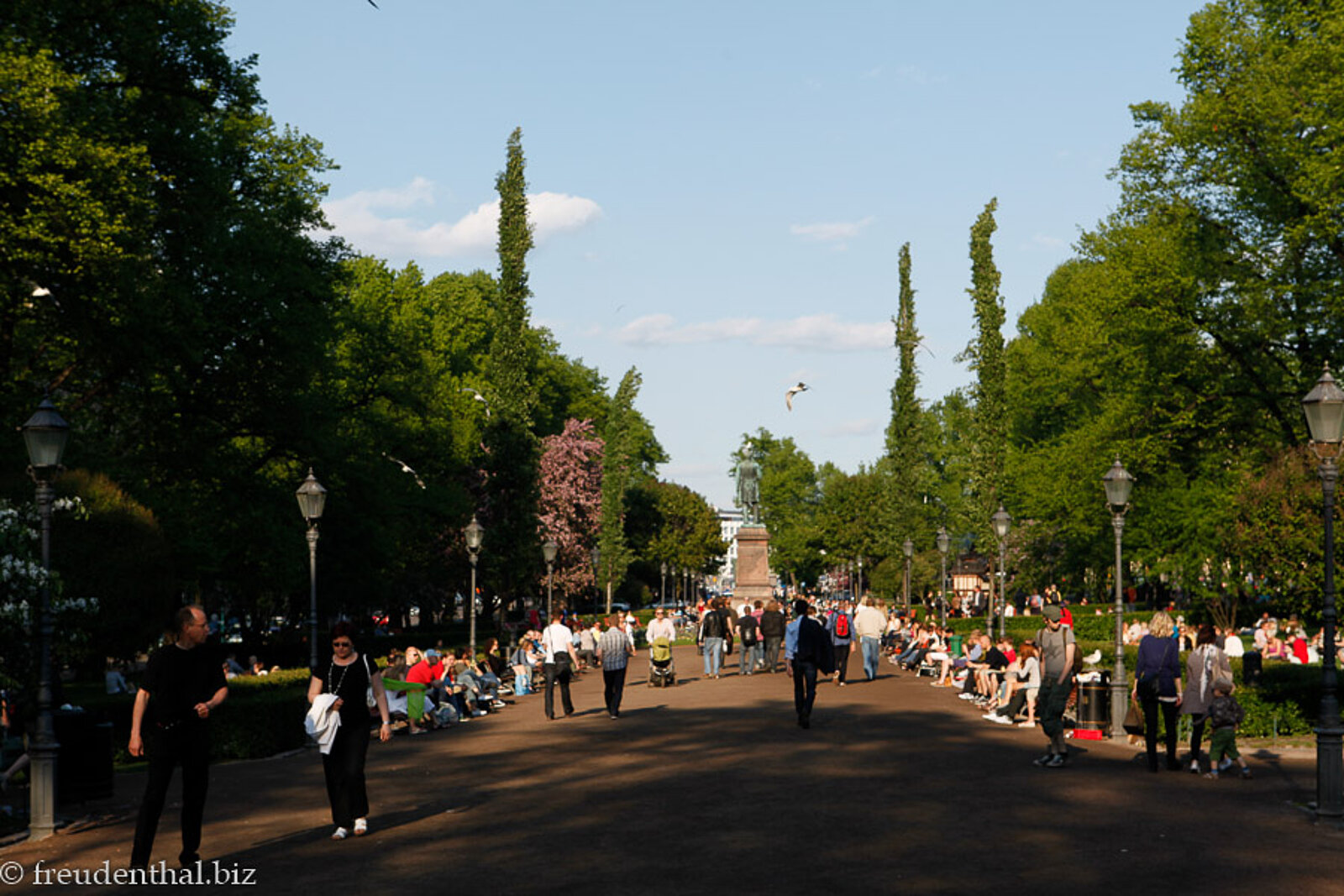 Spaziergänger im Esplanadenpark, der breiten Flaniermeile Helsinkis