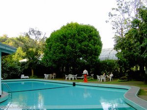 Blick über den Pool des Hotel Hilltop in Kandy